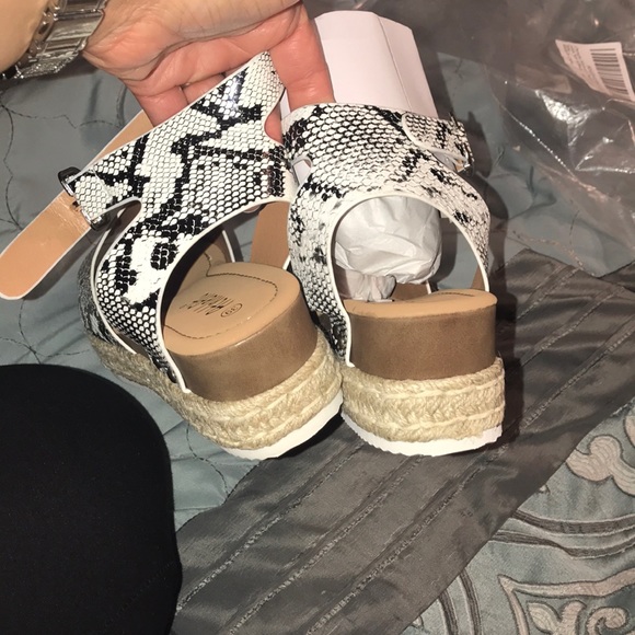 Snake print sandals - Picture 2 of 4